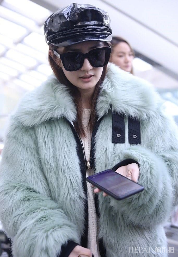 90后女明星开始穿皮草了,孙怡耍酷,徐璐清爽,潮味十足!