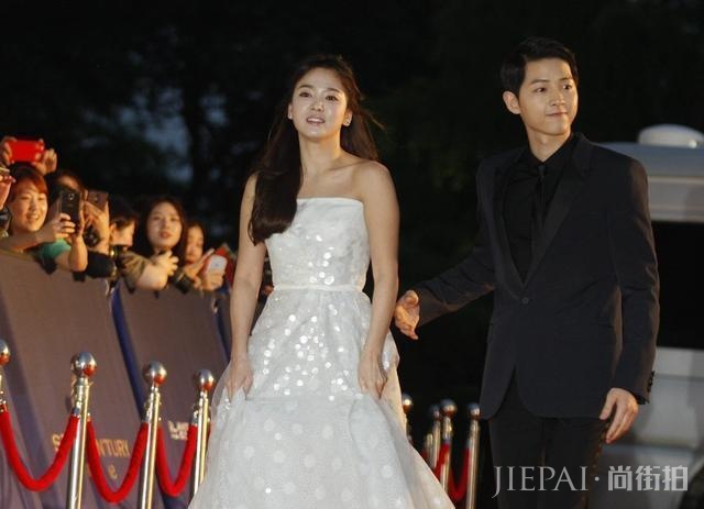 宋慧乔剪了一款波波头显小20岁