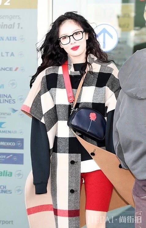 金泫雅大衣里搭配红色短裤，好气质让人惊艳