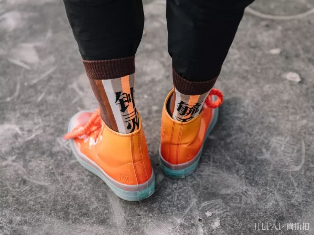 骚气衬衫配保温棉服，最后袜子暖你双脚