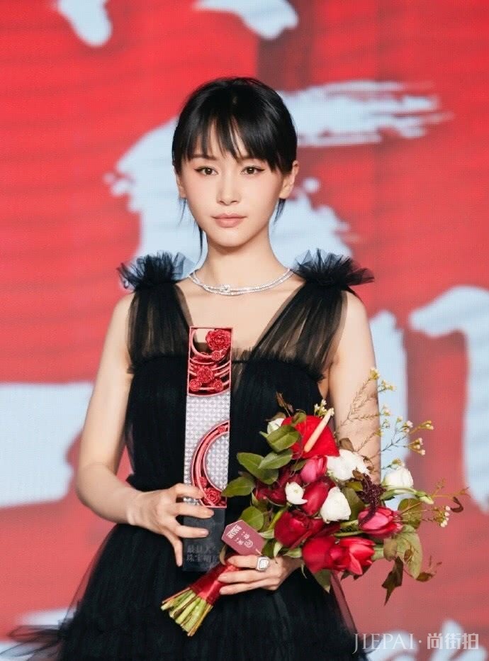 王子文黑色连衣裙穿出了高个子，显高穿搭学她就好