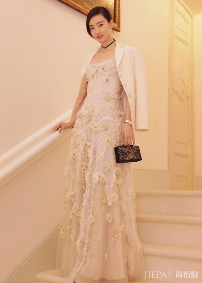 王丽坤秀出“手臂腰”,美到空气“凝固”!