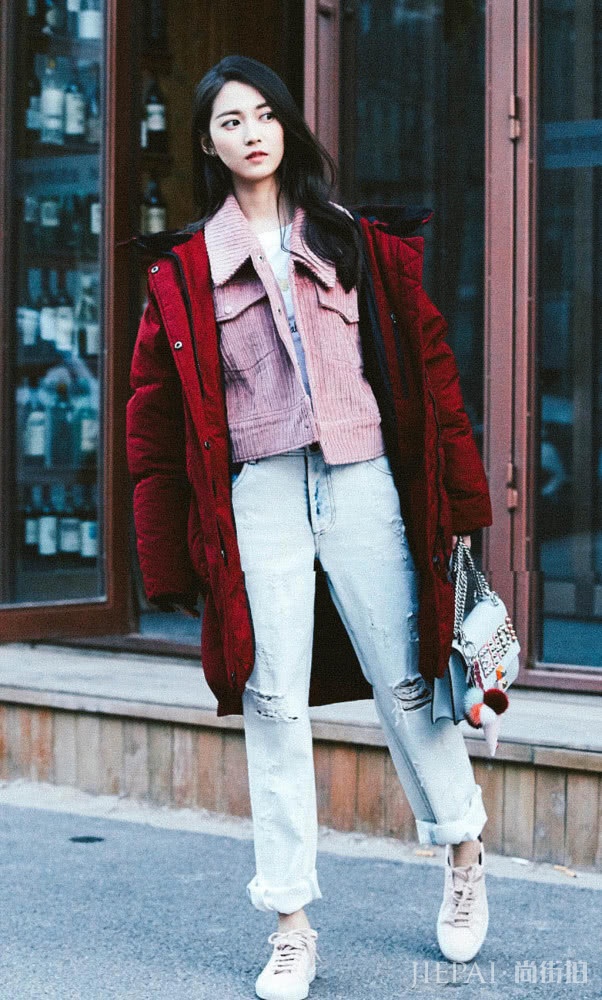 陈钰琪穿宽松羽绒服内搭外套,时尚又不显臃肿