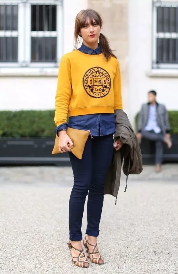 欧美街拍 毛衣+衬衫已经是今年秋冬最温暖叠搭套路了