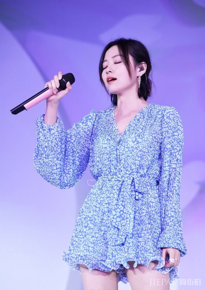 张靓颖新发型真减龄,短发扎成半马尾,穿碎花裙秒变少女