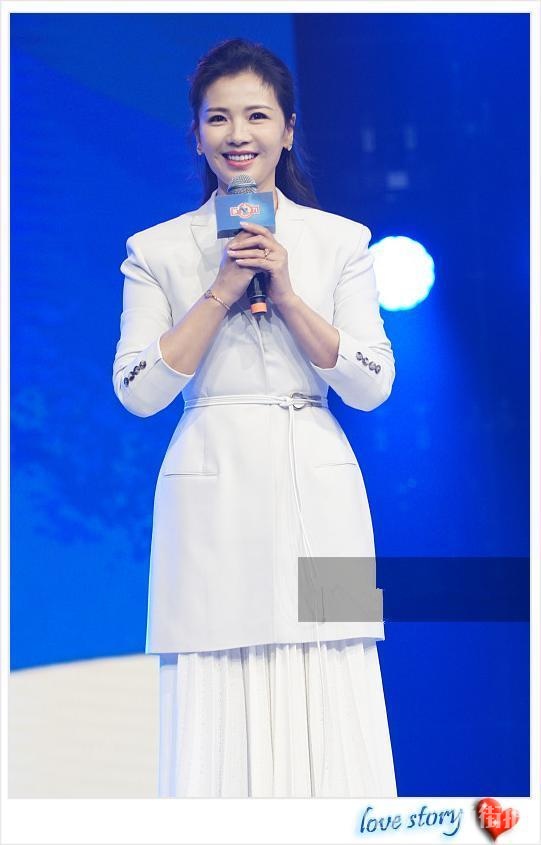 刘涛穿长款西装配百褶裙,清纯得如一朵白莲花!