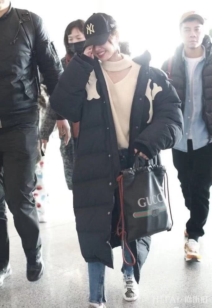 蔡依林两次撞衫李宇春,这回挑战长款羽绒服,小个子的她能赢吗?