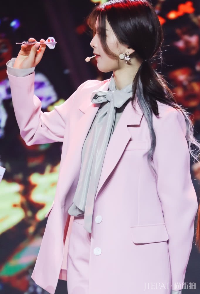 杨超越又扎双马尾了，气质变得更加甜美了