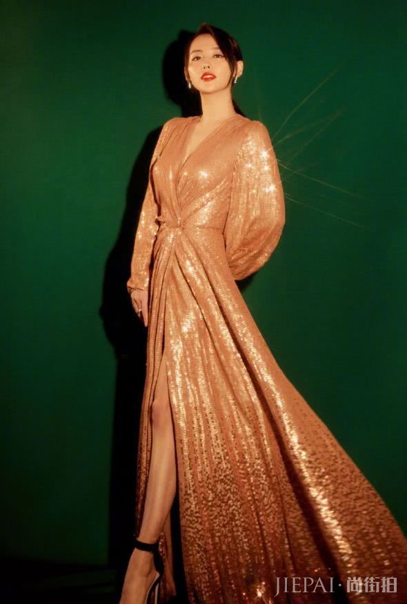 张嘉倪这身材曲线更是令人叫绝，看了好惊艳！