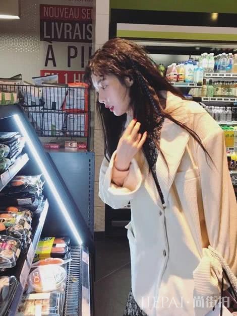 金泫雅ins晒私服穿黄色打底裤,搭配的好有个性