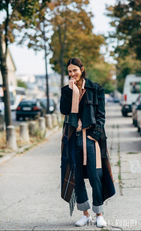 长款大衣怎么搭配牛仔裤 街头率性优雅迷人一次性全满足