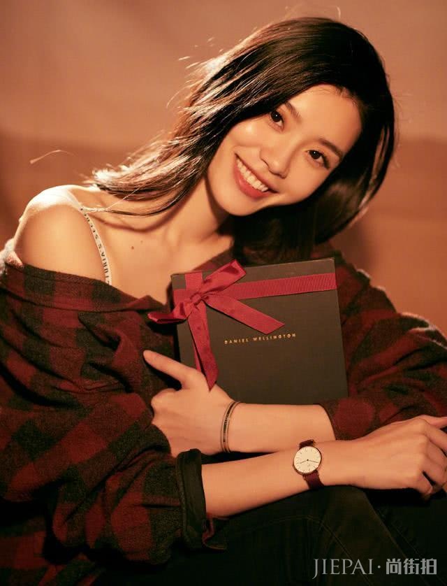 奚梦瑶穿露肩上衣戴宝石红手表,惊艳不止一点点