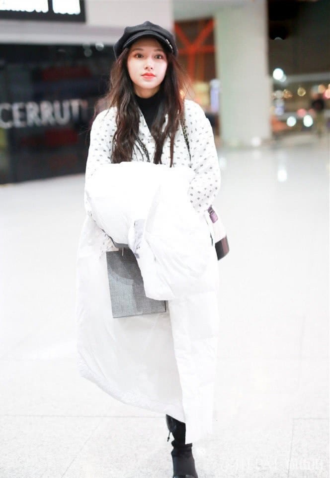 程潇参加《亲爱的客栈》,长直发搭配羽绒服清纯又仙气