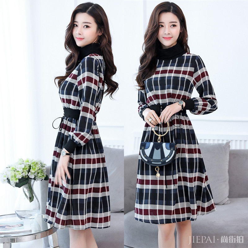 “冻龄裙”+呢大衣，时髦显嫩还保暖