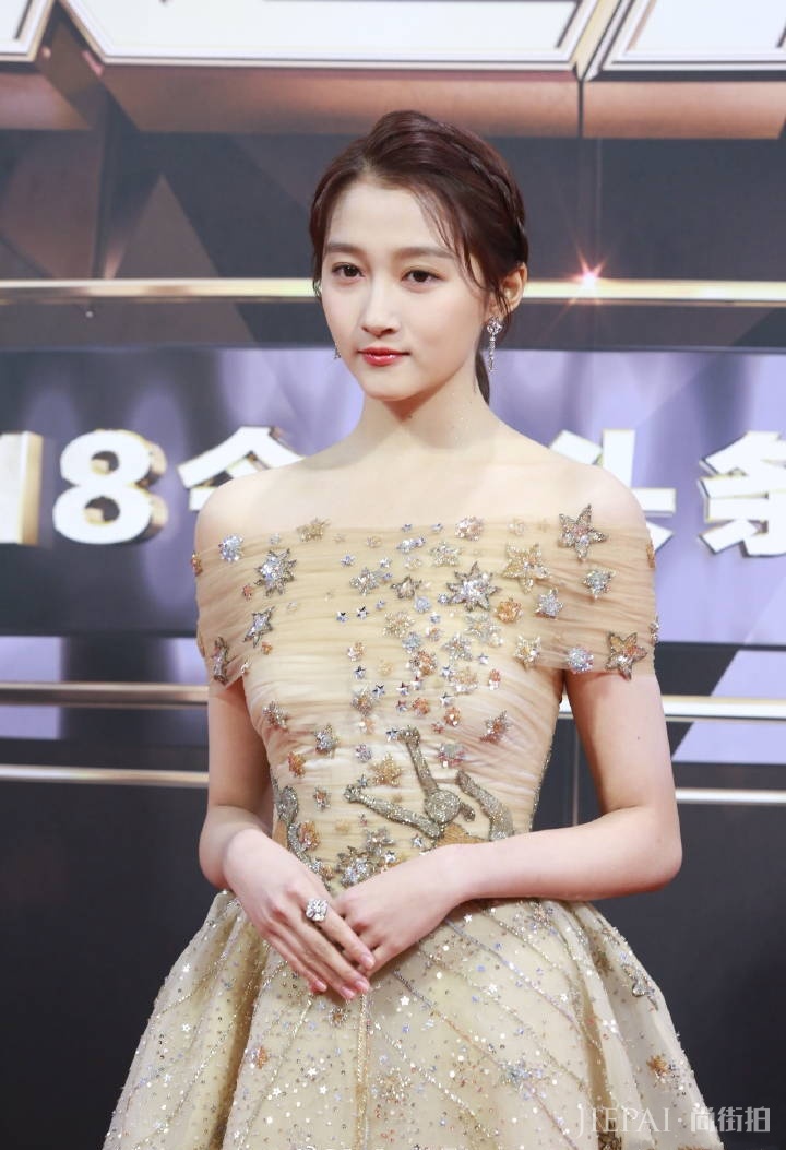 关晓彤一袭金色星星裙高调走红毯,无敌气质闪耀全场!