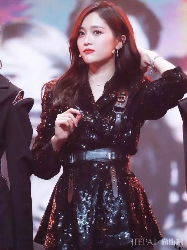 吴宣仪机场里绚丽夺目,闪闪发光!