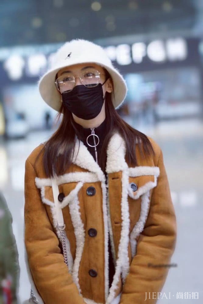 吴谨言小羊羔夹克搭配渔夫帽,少女感十足