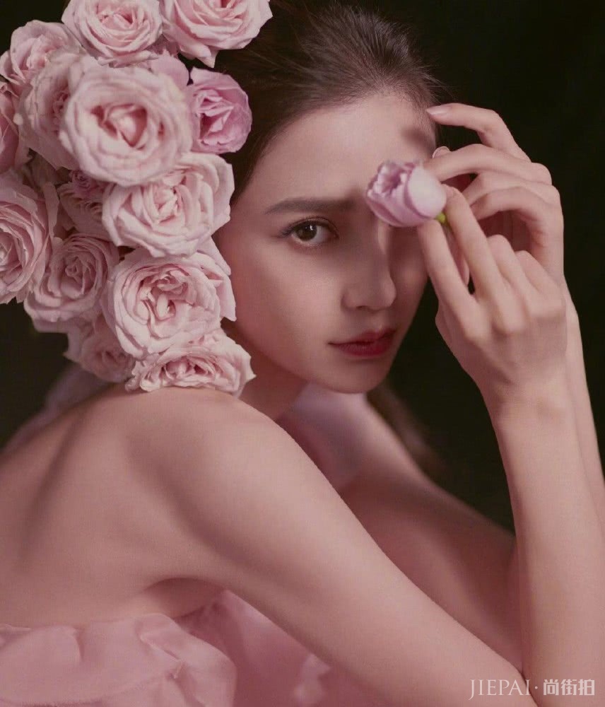 Angelababy登封面造型多变，穿粉裙撞衫唐嫣