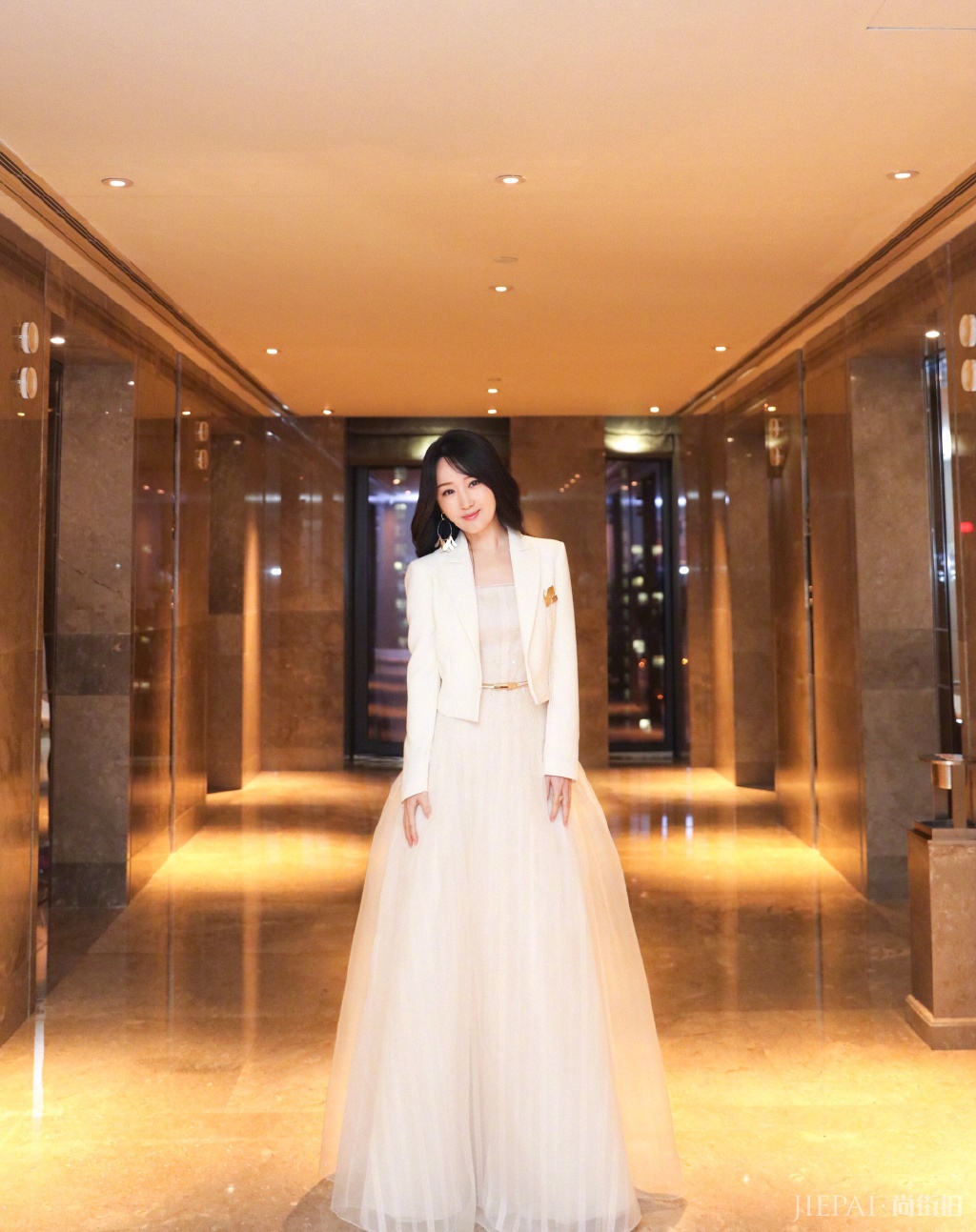 杨钰莹一袭白色连衣裙美成仙女样,少女感爆棚