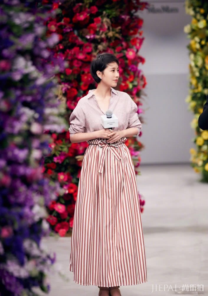 海清穿白色印花长裙 时尚又优雅