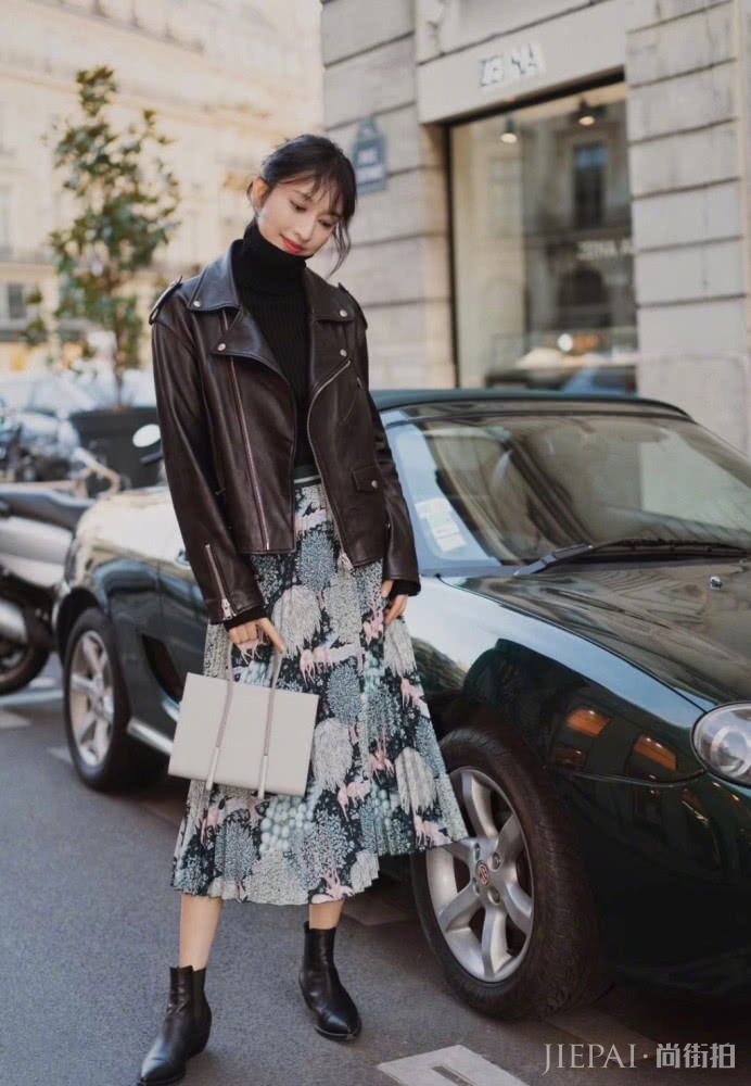 张俪剪短发搭配连衣裙气场开挂,重新美回20岁
