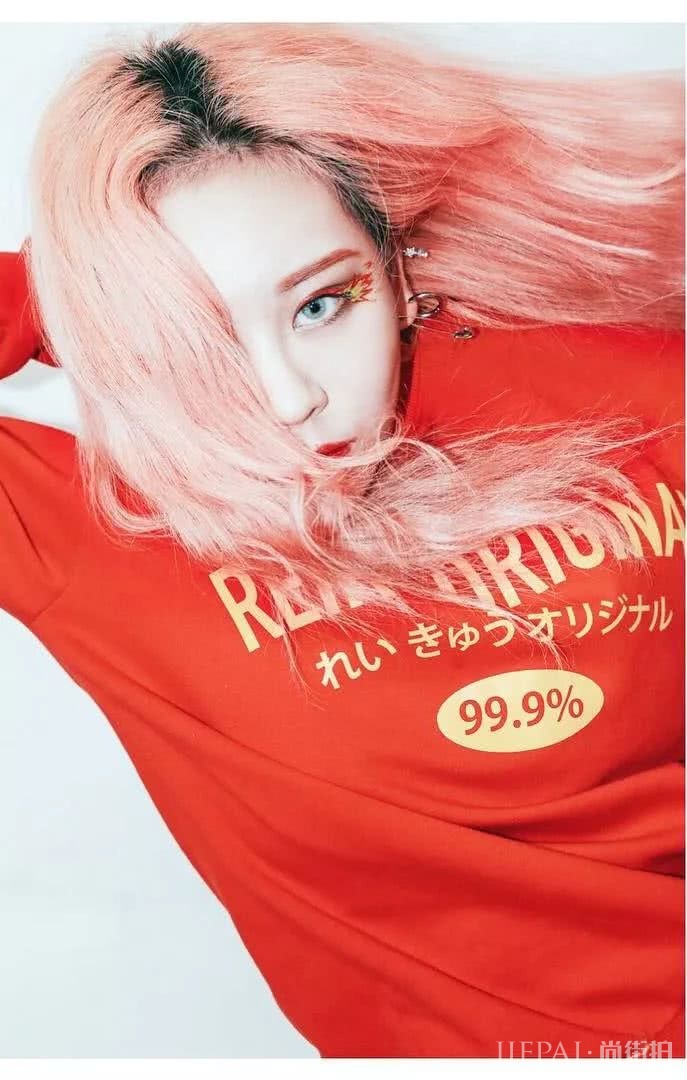 纹身、穿孔、粉发、娃娃脸,这个不完美的“坏女孩”靠什么成为韩国当下最夯时尚博主?