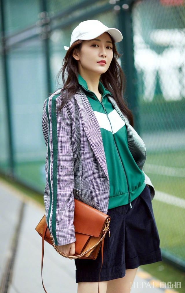 王鸥身穿绿色校服青春又复古,淑女秒变少女