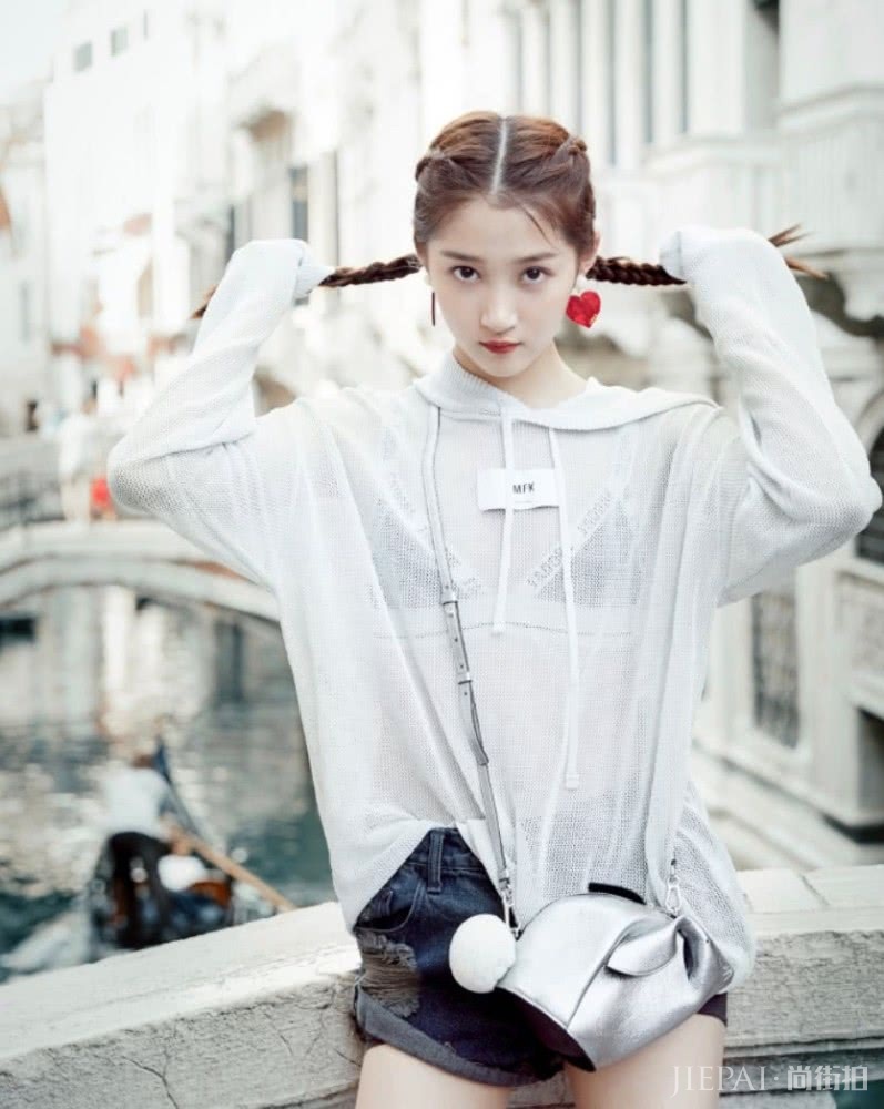 关晓彤扎双马尾穿短裙,穿出了美少女该有的样子