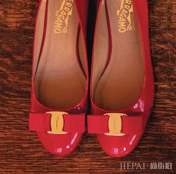FerragamoHoliday 彩虹与Vara蝴蝶结