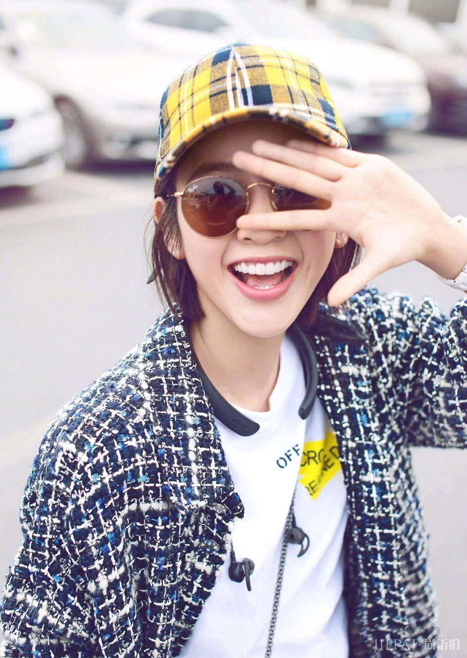 唐艺昕将刘海烫卷了,搭配短发俏皮又可爱