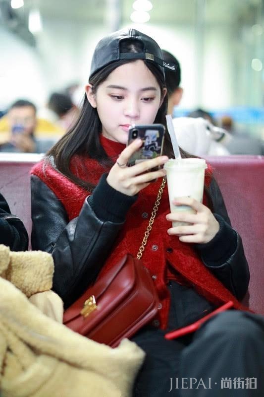 欧阳娜娜穿红黑色拼接夹克, 配一条工装裤, 反戴帽子显俏皮!