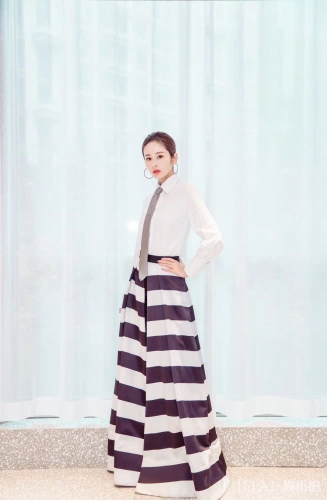 颖儿气质越来越好了,低马尾搭白色衬衣知性优雅又美丽