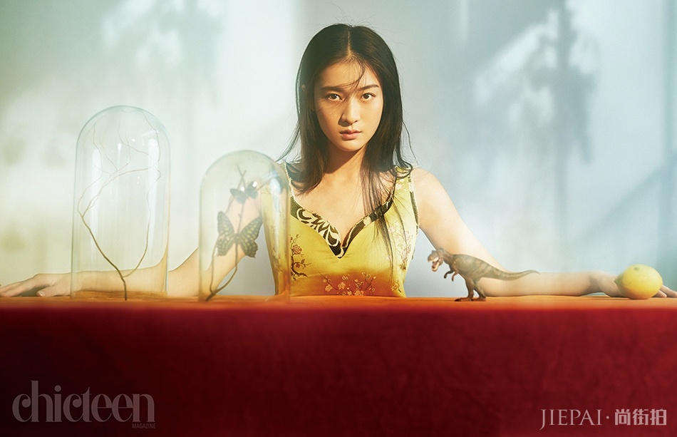 张雪迎曝光封面大片 丝绸连衣裙展现神秘魅力