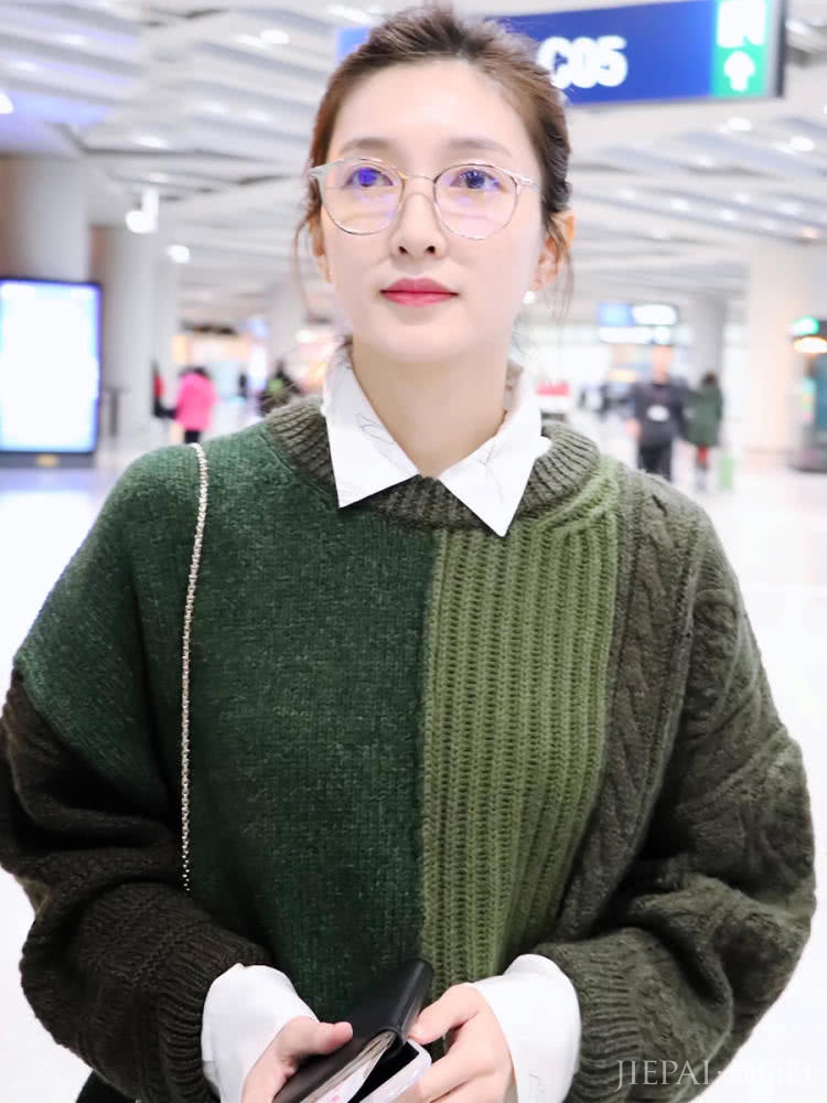 江疏影穿一袭绿色裙子,随意拍的路人照比精修图还漂亮!