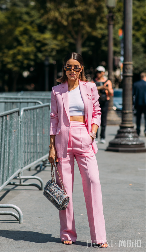 欧美街头潮人示范 中短款外套+裤子打造甜美淑媛风