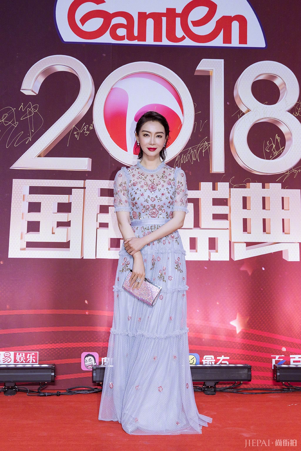 国剧红毯造型，佘诗曼、吴谨言大冬天秀美背，秦岚冷得缩起脖子！