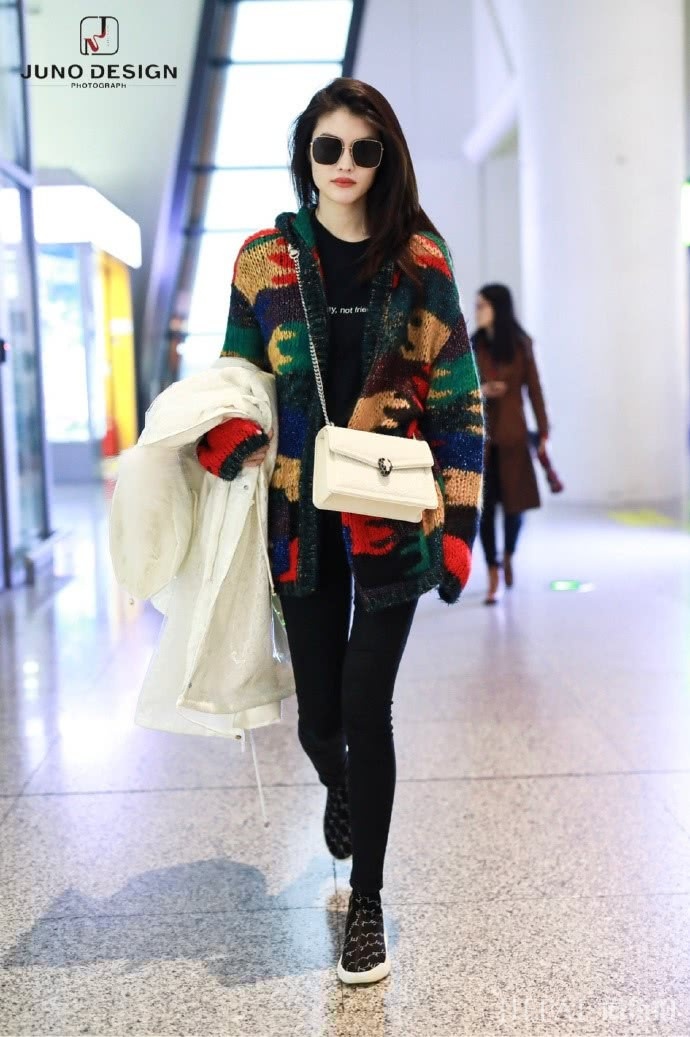 何穗穿针织衫搭紧身裤就能又帅又美