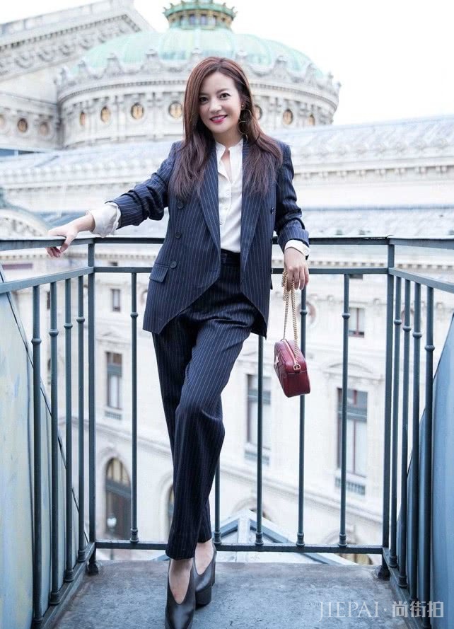 赵薇戏外穿搭也非常不错简单且时尚