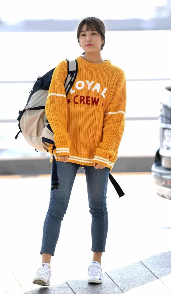 毛衣+牛仔裤,再加上一双大长腿实力抢镜,穿出简约清爽感