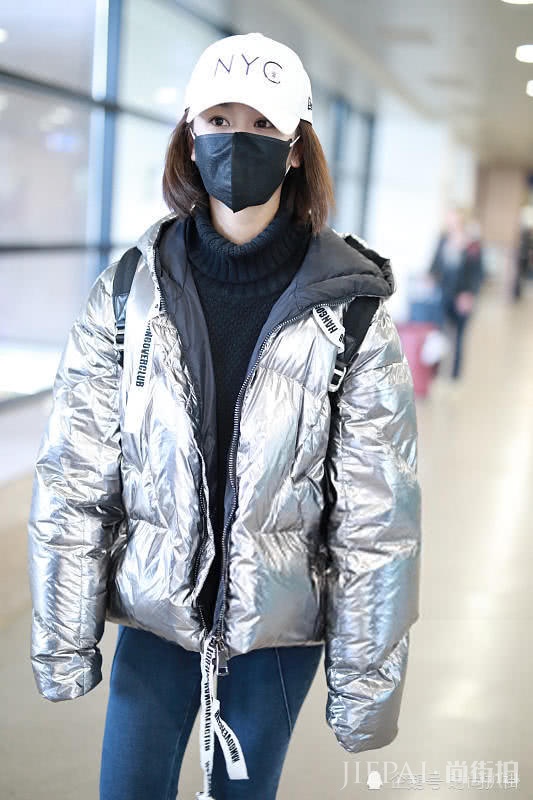 佟丽娅和杨紫机场街拍 同穿金属银羽绒服,各有各的STYLE