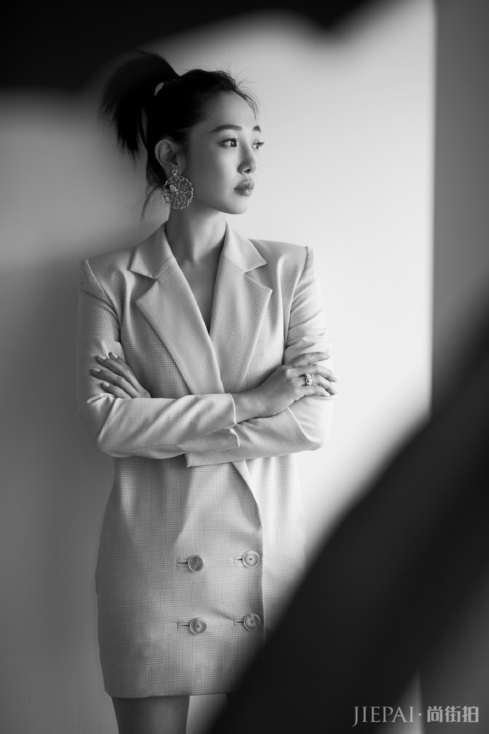 白百何把小西装直接当裙穿!杏色西装看着很舒服,这丸子头贼抢镜