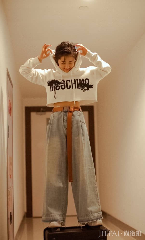 张子枫把“稻草”当裙穿,这才时髦有个性!