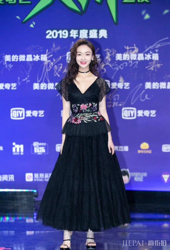 吴谨言又换新发型,波浪大卷配黑色蕾丝裙,复古优雅女人味十足