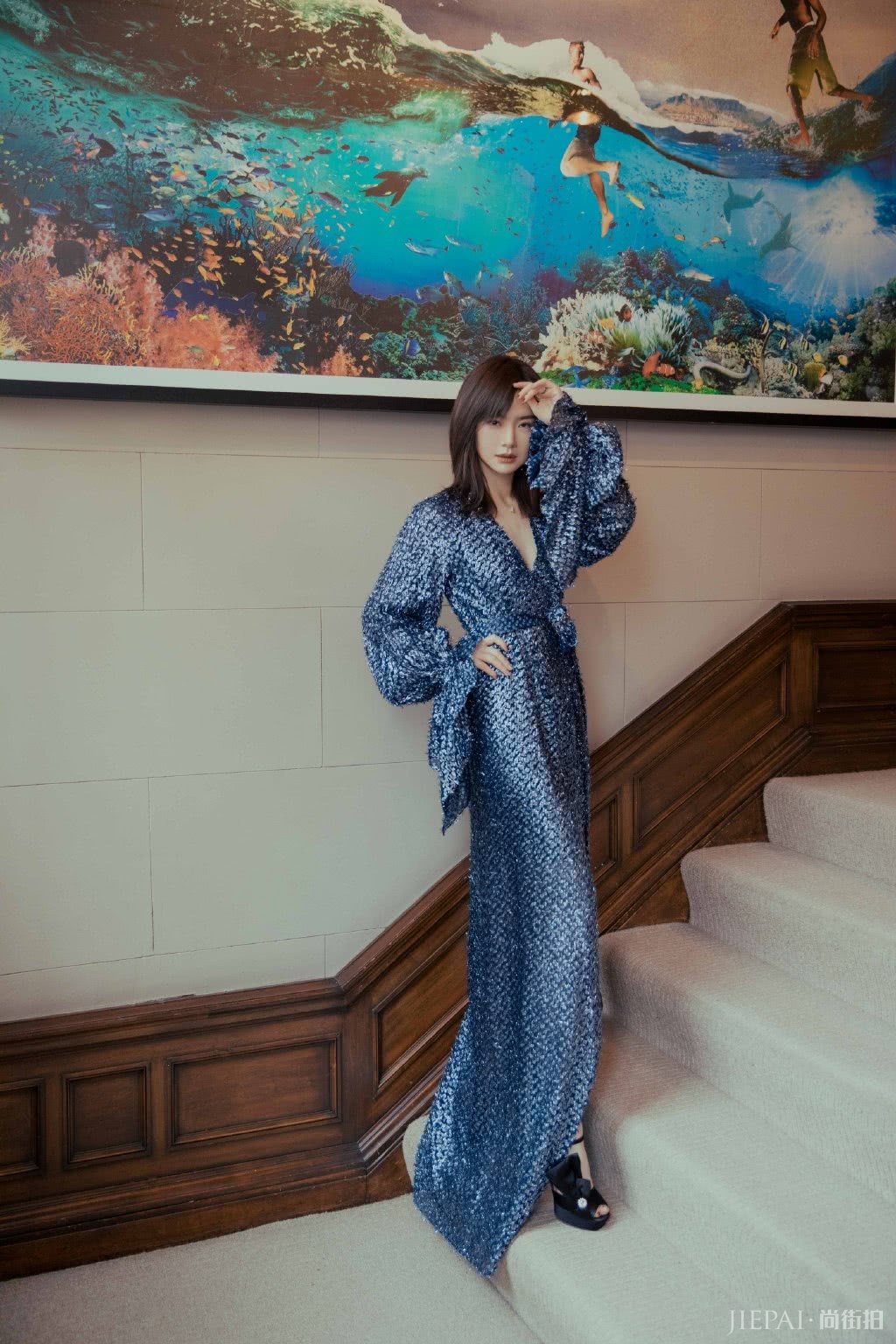 戚薇真浪费了这件“花瓣裙”,用力过度眼神超呆滞,美感全无了