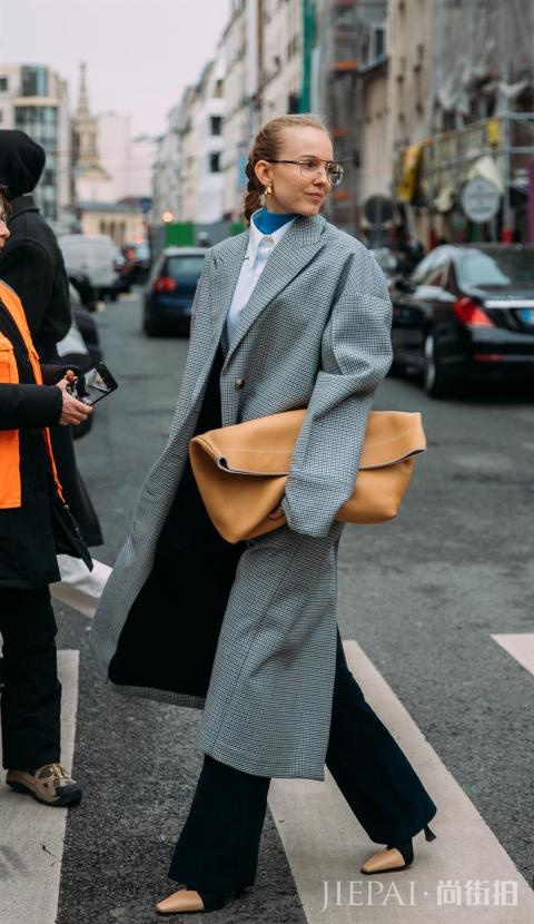 深灰色格纹大衣怎么搭配 沉稳大方全靠它