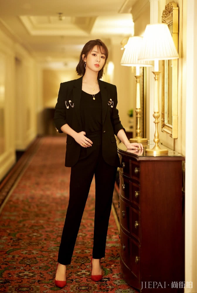 杨紫穿黑色西装出席活动,气质俱佳大玩“轻熟女”风