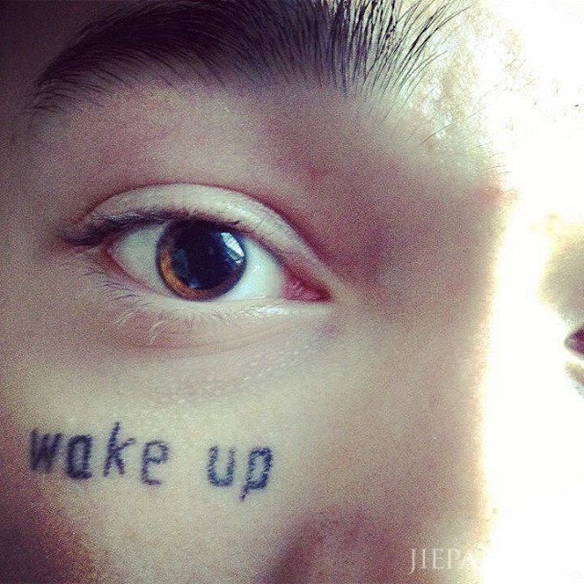 这个男孩自称是“垃圾王”、“宿醉婊”，却意外走红社交网络