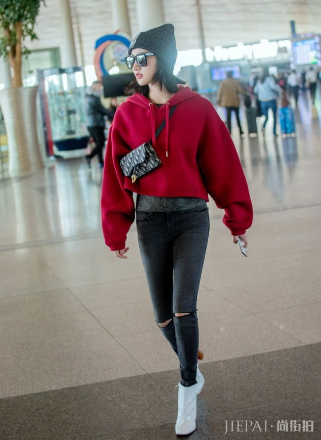 景甜裙摆在舞台上鼓成一个球,一下台就扁了