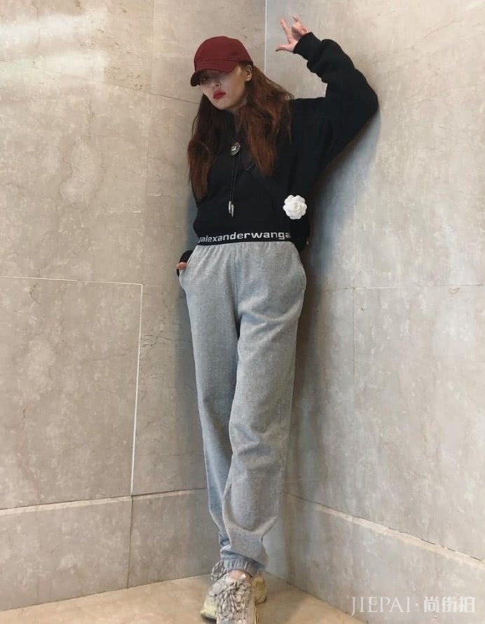 韩国知名歌手金泫雅,腰间别朵小白花,充满了Swag!