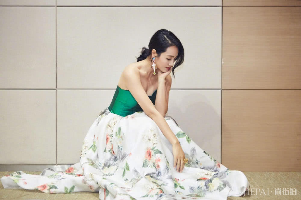 朱丹穿运动裤配高跟鞋,摩登感十分!